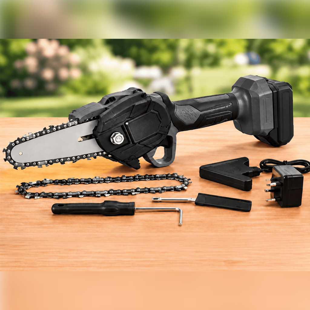 Mini motosierra con cadena de repuesto, herramientas y cargador sobre una mesa