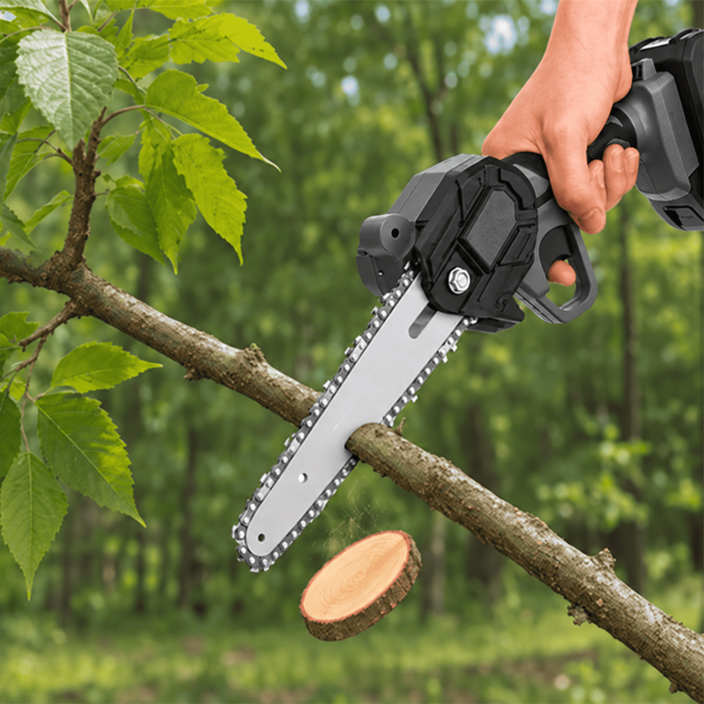 Mano sujetando la mini motosierra mientras corta una rama